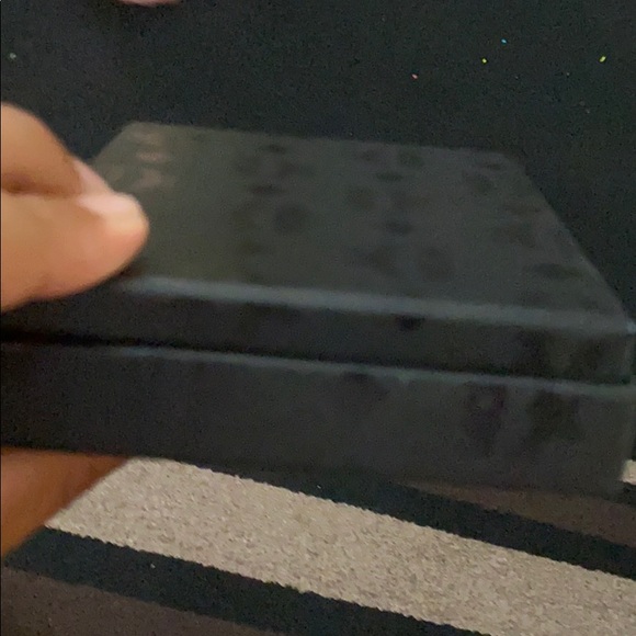 A gift box - Picture 2 of 2